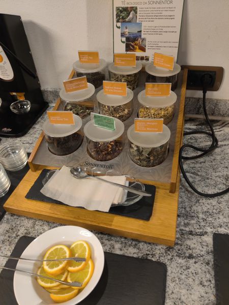 Mae-it-yourself tea station