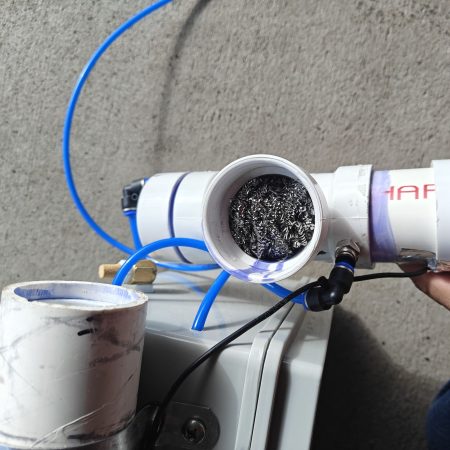The stainless steel mesh on the inlet side of the tee fitting condenses the moisture and flows it away from the sensors