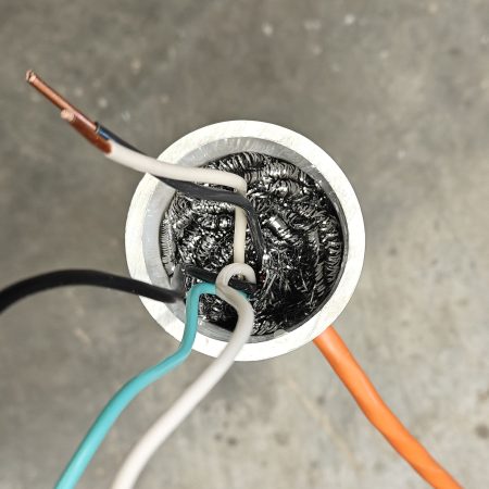 Stainless steel scouring pad to prevent silica beads from entering air gap