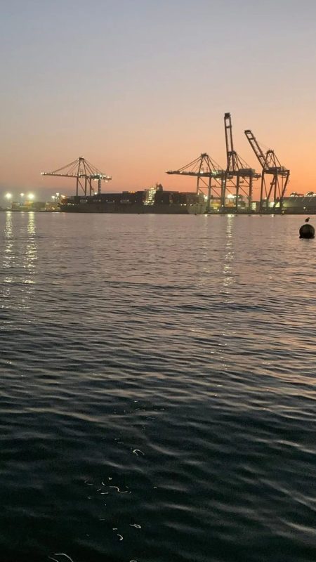 Yep, this is a working port = dirt air making the boat dirt too