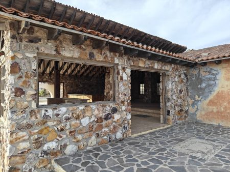 The dining room with huge beams and impressive rock walls